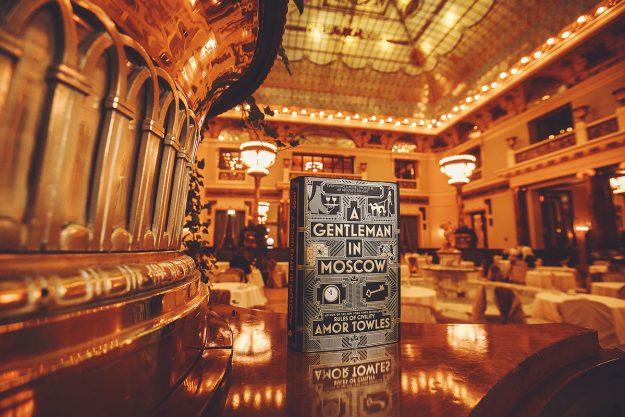 Ein Gentleman in Moskau spielt im Hotel Metropol, Moskau Ein Gentleman in Moskau spielt im Hotel Metropol, Moskau