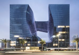 2007 stellte Zaha Hadid ihre Pläne für das futuristische, 93 Meter hohe „Opus“ in Dubai vor. „Das Design drückt eine skulpturale Sensibilität aus, die die Balance zwischen fest und leer, undurchsichtig und transparent, innen und außen neu erfindet", sagt Mahdi Amjad, CEO von Omniyat, der Entwicklungsgesellschaft hinter dem Opus. Nun erhielt das in diesem Jahr fertiggestellte Gebäude den 2020 Legend Award des Departures Magazine, womit es zu den „World’s most stunning new buildings“ zählt. (Courtesy Zaha Hadid Architects, Photos ©LaurianGhinitoiu)